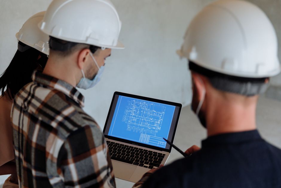 Ekran tabletu wyswietlajacy parametry pracy i zdalny monitoring zurawia wiezowego online
