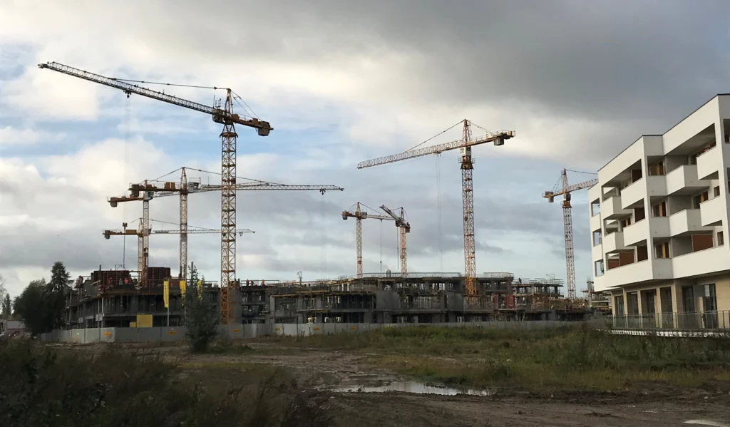 Żuraw wieżowy TRINAC na placu budowy - analiza kosztów wynajmu, montażu i eksploatacji