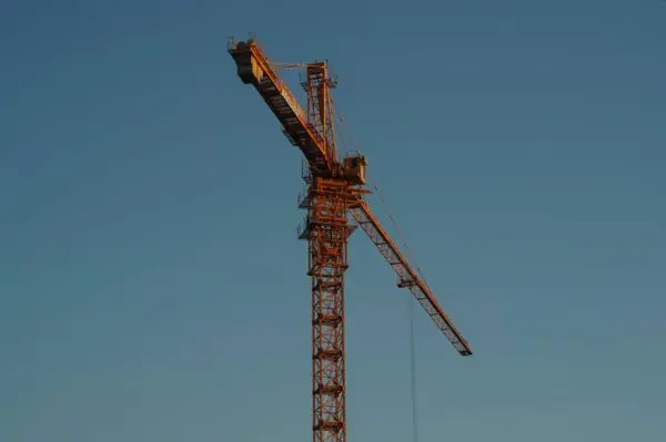 Najwyższy żuraw wieżowy na świecie – wysokość podnoszenia, kotwienie i praca na dużej wysokości